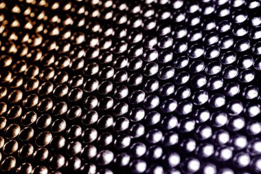 Koyu bir arka plan üzerinde birçok çivi