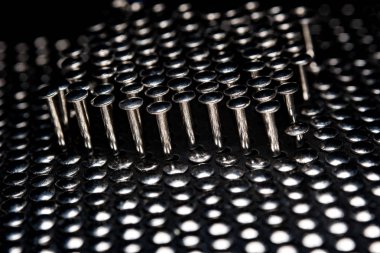 Koyu bir arka plan üzerinde birçok çivi