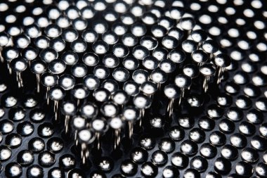 Koyu bir arka plan üzerinde birçok çivi