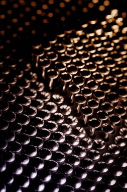 Koyu bir arka plan üzerinde birçok çivi