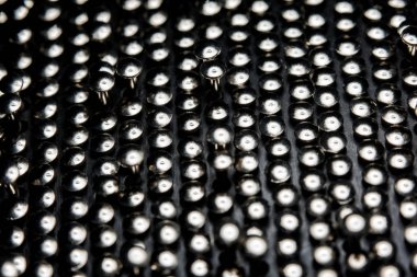 Koyu bir arka plan üzerinde birçok çivi