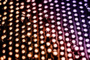 Koyu bir arka plan üzerinde birçok çivi