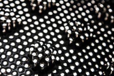 Koyu bir arka plan üzerinde birçok çivi