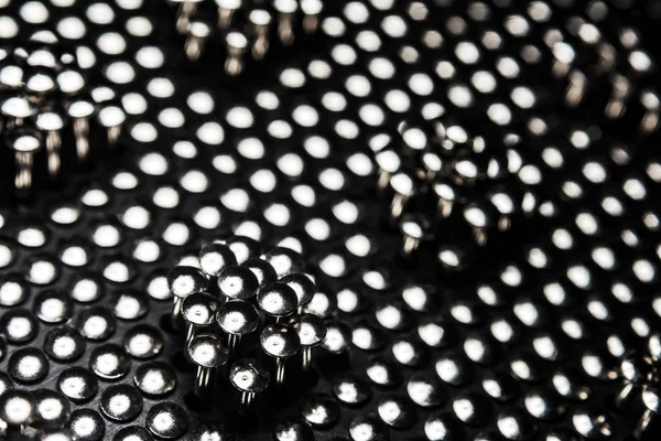 Koyu bir arka plan üzerinde birçok çivi