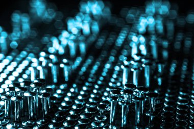 Koyu bir arka plan üzerinde birçok çivi