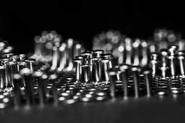 Koyu bir arka plan üzerinde birçok çivi