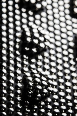 Karanlık arka planda pek çok aygır