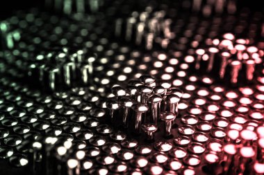 Karanlık arka planda pek çok aygır