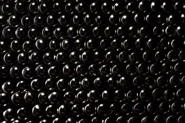 Karanlık arka planda pek çok aygır