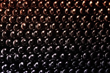 Karanlık arka planda pek çok aygır