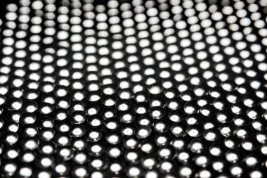 Karanlık arka planda pek çok aygır