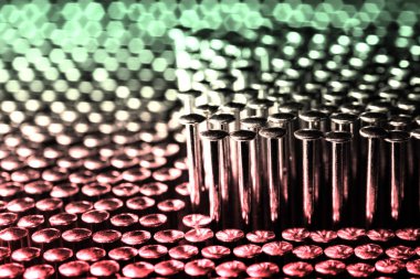 Karanlık arka planda pek çok aygır