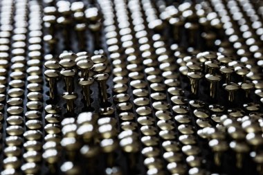 Karanlık arka planda pek çok aygır