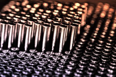 Karanlık arka planda pek çok aygır