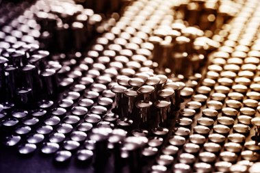 Karanlık arka planda pek çok aygır