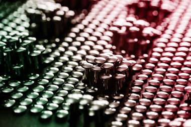 Karanlık arka planda pek çok aygır