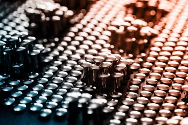 Karanlık arka planda pek çok aygır