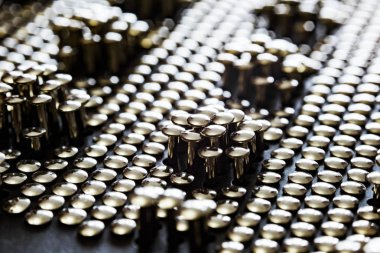 Karanlık arka planda pek çok aygır