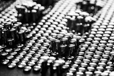 Karanlık arka planda pek çok aygır