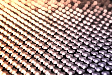 Karanlık arka planda pek çok aygır