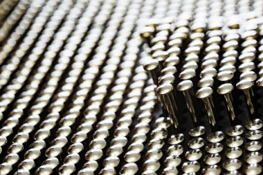 Karanlık arka planda pek çok aygır