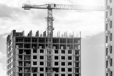 Çok katlı beton apartman