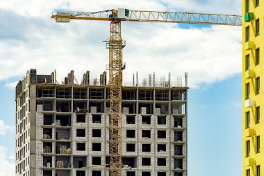 Çok katlı beton apartman