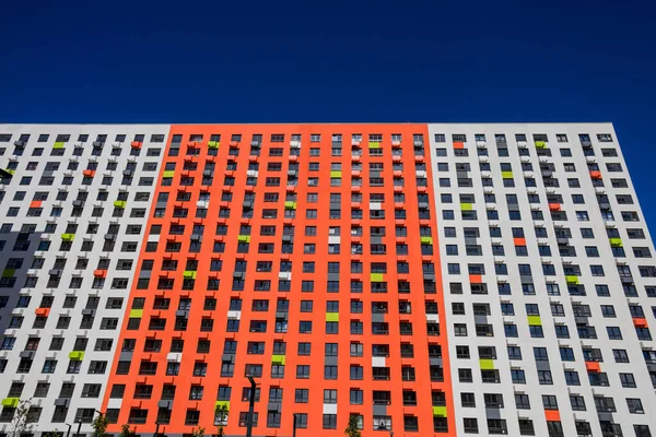 Betonnen appartement met meerdere verdiepingen — Stockfoto