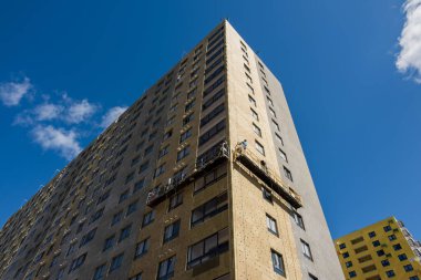 Çok katlı beton apartman