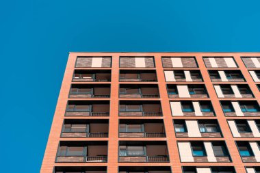 Çok katlı beton apartman