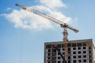 Çok katlı beton apartman