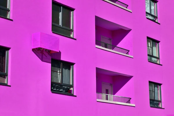 Многоэтажная бетонная квартира — стоковое фото