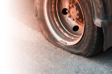 Patlak bir araba lastiği.