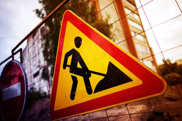 Tamir için yol işareti