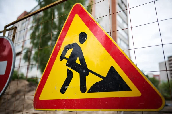 Tamir için yol işareti