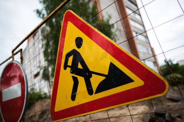 Tamir için yol işareti