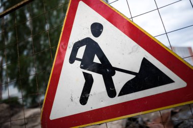 Tamir için yol işareti