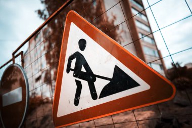 Tamir için yol işareti