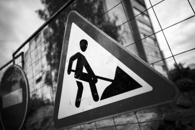 Tamir için yol işareti