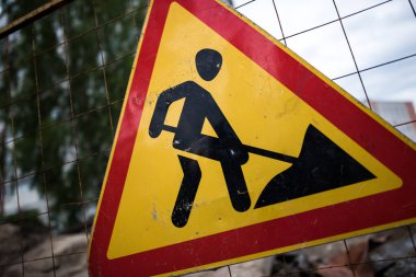 Tamir için yol işareti