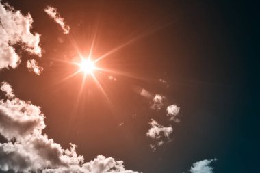 Açık güneşli bulutlu gökyüzü