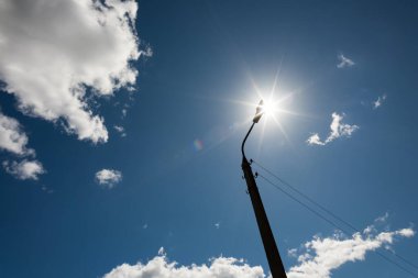 Gökyüzüne karşı tek bir sokak lambası.