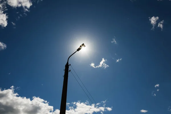 Ein einziger Laternenpfahl gegen den Himmel — Stockfoto