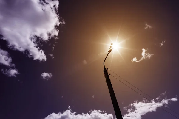 Ein einziger Laternenpfahl gegen den Himmel — Stockfoto