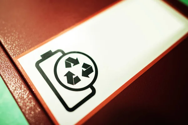 Sinal de reciclagem de bateria preto e branco — Fotografia de Stock