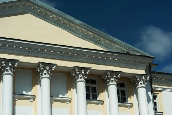 White building with columns in the classical style — Stock Photo, Image