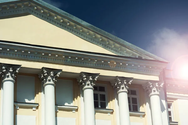 White building with columns in the classical style — Stock Photo, Image