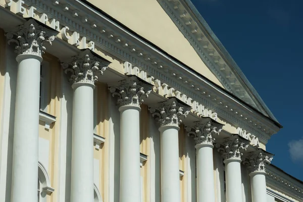 White building with columns in the classical style — Stock Photo, Image