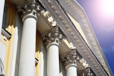 Klasik tarzda sütunları olan beyaz bina