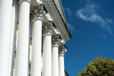 Klasik tarzda sütunları olan beyaz bina